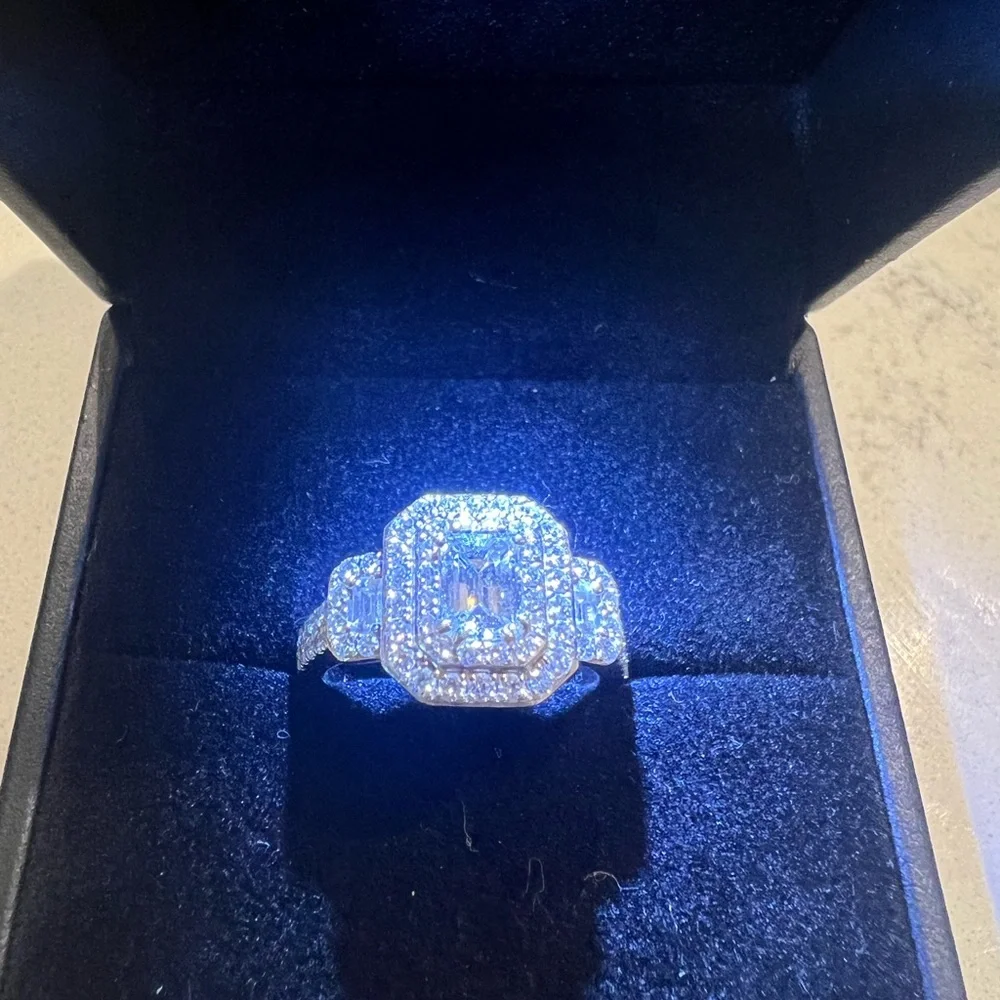 Diamond ring  1.46 ctw clarity VS-2 tha diamond color is 1 or better Emeral cut - Picture 6 of 13